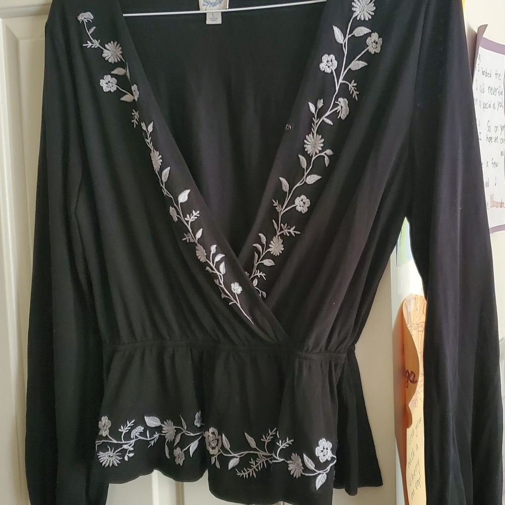Black embroidered ruffle bottom blouse sz L